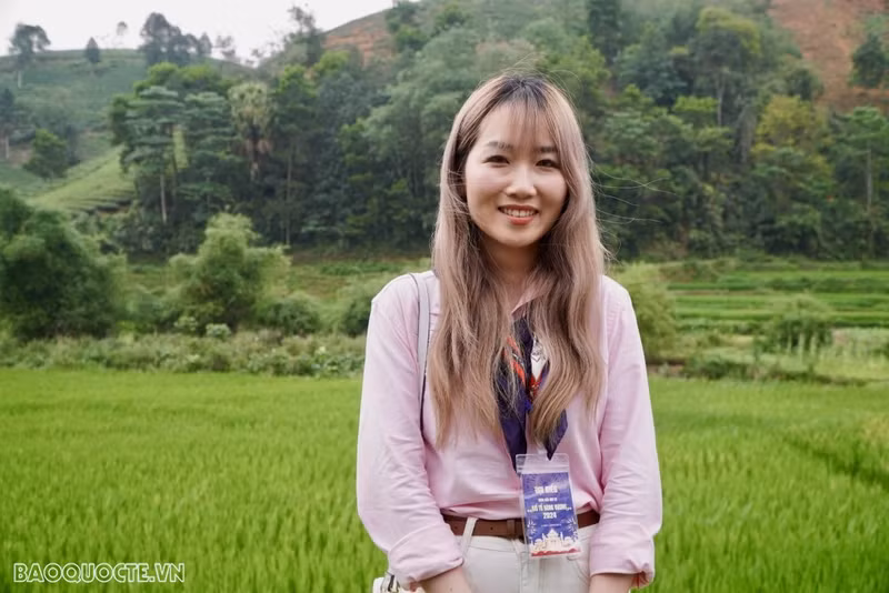 Nhat Trang Anh, une jeune vietnamienne en Finlande, a déclaré que son père lui avait parlé de la légende des rois Hùng. Le programme lui a donné un aperçu profond de la signification de la Journée de commémoration des Rois Hùng et lui a fait sentir qu’elle est membre de la famille vietnamienne forte de 100 millions de personnes, a-t-elle déclaré. Et d’ajouter que la visite au Temple des rois Hùng et les activités dans le cadre de la Fête de commémoration des rois fondateurs Hùng sont, pour elle, des expériences inoubliables et inestimables. Photo: baoquocte.vn. Nhat Trang Anh, une jeune vietnamienne en Finlande, a déclaré que son père lui avait parlé de la légende des rois Hùng. Le programme lui a donné un aperçu profond de la signification de la Journée de commémoration des Rois Hùng et lui a fait sentir qu’elle est membre de la famille vietnamienne forte de 100 millions de personnes, a-t-elle déclaré. Et d’ajouter que la visite au Temple des rois Hùng et les activités dans le cadre de la Fête de commémoration des rois fondateurs Hùng sont, pour elle, des expériences inoubliables et inestimables. Photo: baoquocte.vn.