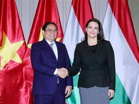 Le PM vietnamien Pham Minh Chinh (à gauche) et la Présidente hongroise Katalin Novak, le 19 janvier à Budapest. Photo : VNA.