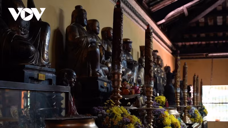 La pagode Giac Lam, qui a été classée en 1988 dans la liste des vestiges historiques et culturels nationaux, est surnommée « le musée des sculptures », car elle possède une collection de 113 statues anciennes de grande valeur, principalement en bois, dont 7 en bronze. Photo : VOV.