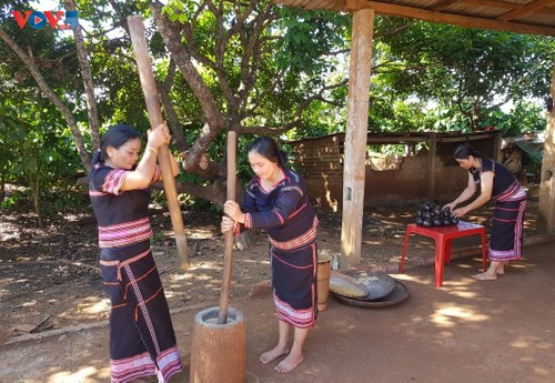 Des femmes Jrai pilent du riz. Photo : VOV.