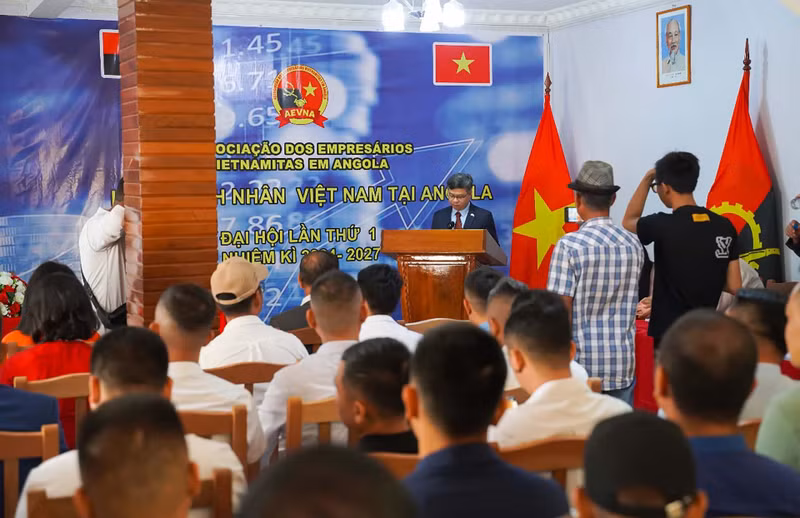 Selon l’ambassadeur du Vietnam en Angola, Duong Chinh Chuc, la fondation de l’Association des hommes d’affaires vietnamiens en Angola permet de renforcer la solidarité au sein de la communauté vietnamienne en Angola, ainsi que de créer un environnement égal et transparent au profit des entreprises vietnamiennes investissant en Angola. Photo: baoquocte.vn.