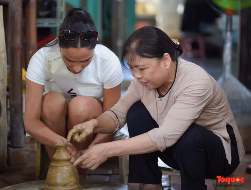 Les miss australiennes font l'expérience de la fabrication d’un produit en céramique fait à la main dans le village de poterie Thanh Hà. Photo: toquoc.vn.