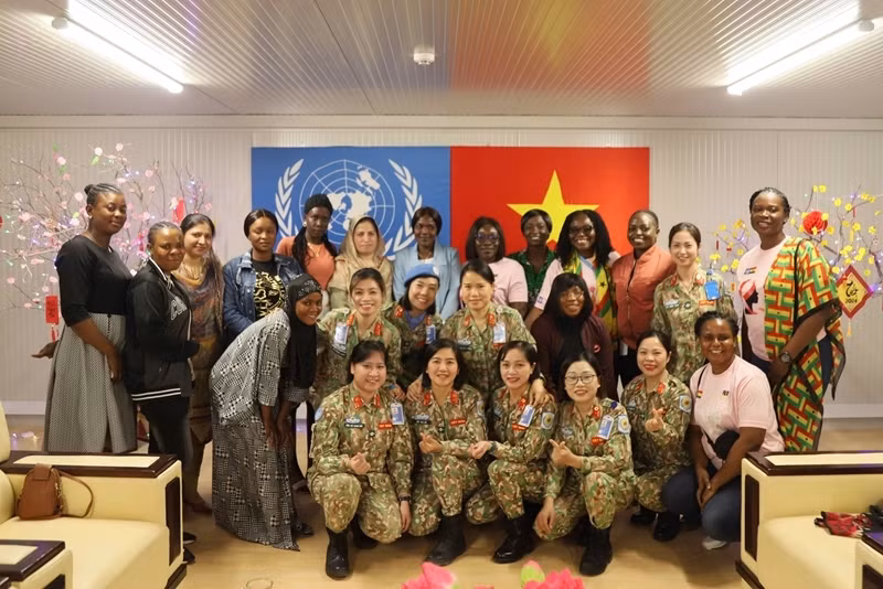 Lors de la rencontre entre la Mission vietnamienne de maintien de la paix des Nations Unies à Abiyé et les femmes travaillant à la mission FISNUA et des femmes locales. Lors de la rencontre entre la Mission vietnamienne de maintien de la paix des Nations Unies à Abiyé et les femmes travaillant à la mission FISNUA et des femmes locales.