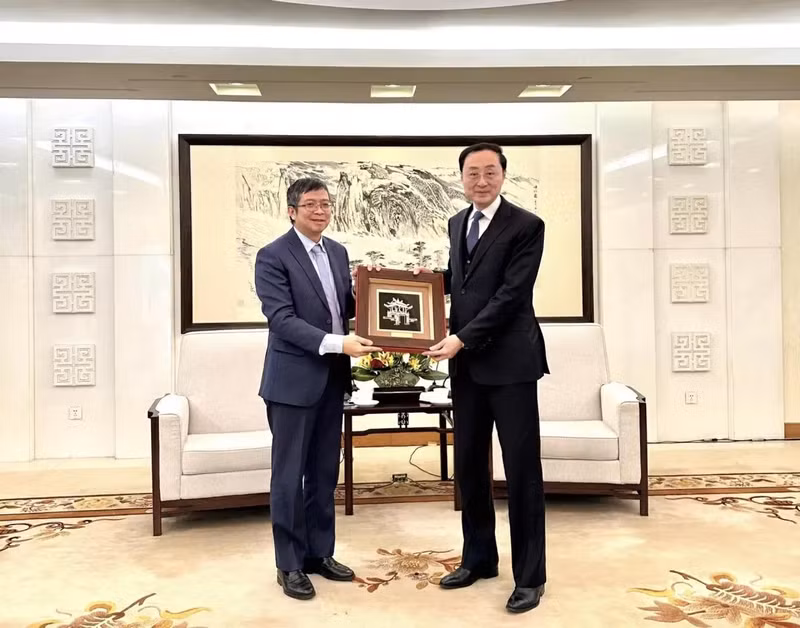 La Chine accorde toujours une place prioritaire au Vietnam dans sa diplomatie de bon voisinage, tout en considérant les relations sino-vietnamiennes comme un modèle exemplaire de sa coopération globale avec les pays du sud pour les objectifs et les intérêts communs des pays en développement. Photo : baoquocte.vn.