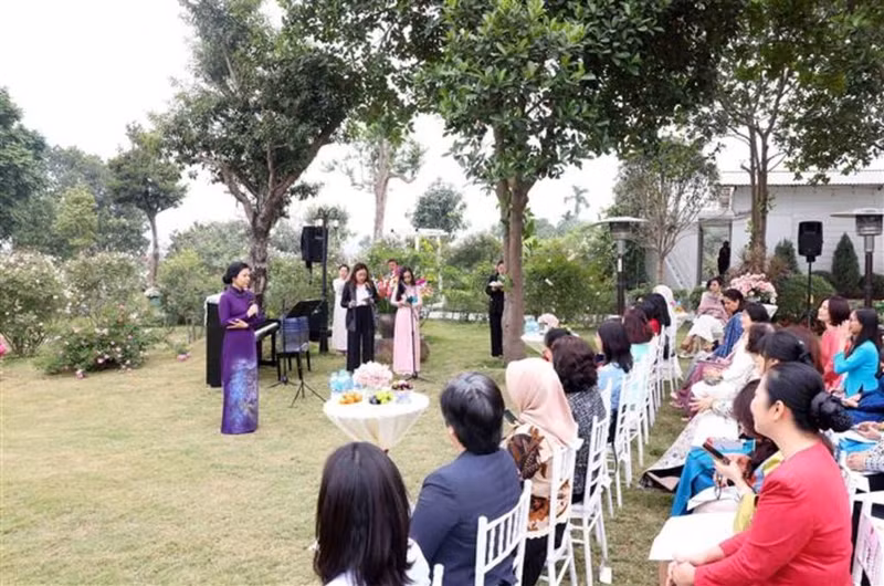 Ngô Phuong Ly, épouse du secrétaire général du Parti, Tô Lâm, prend la parole lors d'une rencontre avec les membres du Cercle des femmes de l'ASEAN à Hanoï. Photo : VNA.