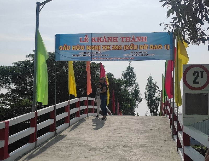 Le pont VK 282 permet de faciliter le déplacement des habitants et le commerce des marchandises dans le bourg de Thanh An. Photo : thoidai.vn