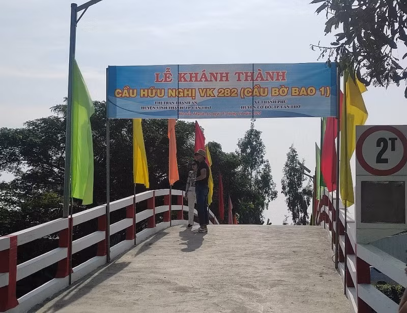 Le pont VK 282 permet de faciliter le déplacement des habitants et le commerce des marchandises dans le bourg de Thanh An. Photo : thoidai.vn
