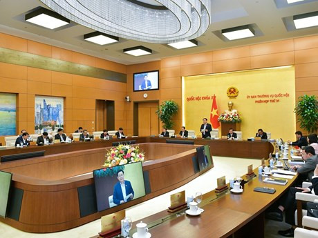 Le Président de l'Assemblée nationale, Vuong Dinh Huê, s'exprime lors de la clôture de la 31e session du Comité permanent de l’Assemblée nationale. Photo : VNA.
