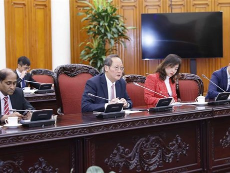 Le deuxième ministre du Commerce et de l'Industrie de Singapour, Tan See Leng, prend la parole. Photo: VNA.