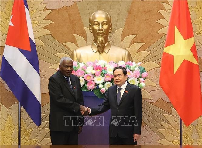 Le président de l'AN Tran Thanh Man (droite) et son homologue cubain Esteban Lazo Hernández. Photo : VNA.