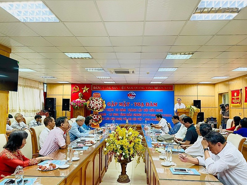 Lors du colloque « Des profonds souvenirs sur l’ex-Union soviétique — la Russie actuelle » pour célébrer le 25e anniversaire de la fondation de l’Association d’amitié Vietnam — Russie de la province de Bac Giang, le 9 juin à Bac Giang. Photo: thoidai.