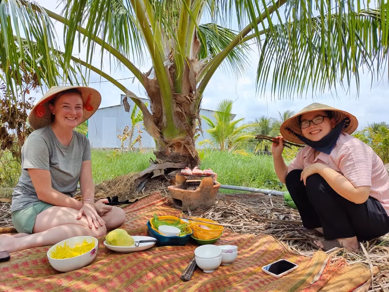 Les touristes étrangers aiment participer aux activités de l'expérience "Une journée comme un habitant local" à Ca Mau. Photo : Vietnamnet.
