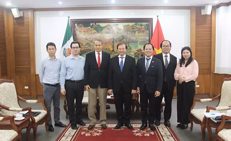 L'ambassadeur mexicain Alejandro Negrin Munoz a souligné l’importance d’approfondir la coopération bilatérale dans les domaines du tourisme, des sports, de la radio et de la télévision. Selon lui, les échanges culturels et artistiques sont le canal le plus efficace pour renforcer la compréhension et l’amitié entre les peuples mexicain et vietnamien. Photo : toquoc.vn