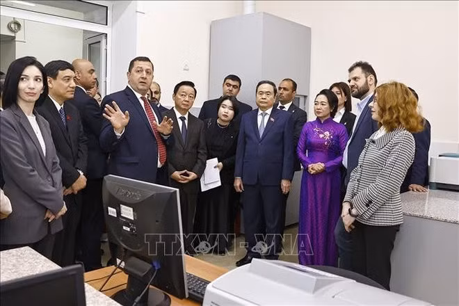 Le président de l'Assemblée nationale (AN) du Vietnam Trân Thanh Mân et son épouse Nguyen Thi Thanh Nga, à m'Université d'Etat d'Erevan. Photo : VNA.