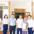 Les dirigeants de la province de Quang Tri et de la commune de Vinh Linh rendent visite à Mme Nguyen Thi Do, épouse du soldat tombé pour la Patrie Nguyen Van Son. Photo : NDEL.