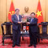 Le président du Conseil théorique central du Vietnam, Nguyên Xuân Thang (droite) remet un cadeau au secrétaire général par intérim du PLD du Japon, Koichi Hagiuda. Photo : VNA. 