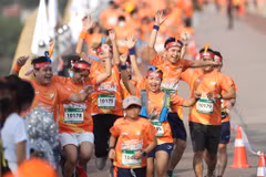 Les coureurs affichent leur enthousiasme lors de la course Happy Run, organisée pour soutenir la scolarisation des enfants issus de régions défavorisées. Photo : Vnexpress.
