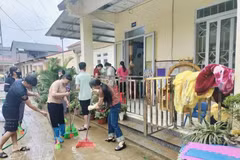 Après les fortes pluies, des habitants nettoient l'école maternelle et primaire Minh Long, commune de Ly Quoc, province de Cao Bang. Photo : VNA.