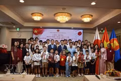 L'ambassadeur du Vietnam au Japon, Pham Quang Hieu, pose avec les jeunes lauréats vietnamiens du World Mathematics Invitational (WMI) 2026. Photo : VNA.