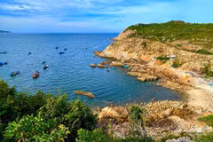 La baie bleue au pied de la colline. Photo : suckhoedoisong.