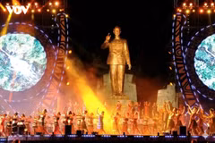 La statue du Président Hô Chi Minh entouré des représentants des ethnies des Hauts Plateaux du Centre sur la place Dai Doan Ket, dans la province de Gia Lai. Photo : VOV.