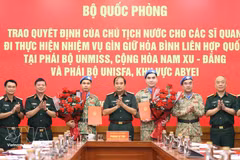 Le général de corps d’armée Phung Si Tan (au milieu) remet la décision à deux officiers de l’Armée populaire du Vietnam. Photo : VNA.