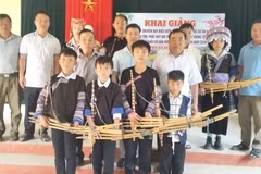 Les participants, entourés des artisans et des responsables de la commune de Pung Luong, lors de l’atelier consacré à la fabrication et à l’interprétation du khèn H’Mông. Photo : baovanhoa.