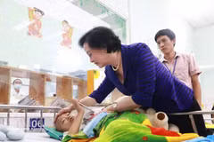 La vice-Première ministre Pham Thi Thanh Tra rend visite aux enfants hospitalisés à l'Hôpital pédiatrique No 2 de Hô Chi Minh-Ville et leur apporte des cadeaux. Photo : VNA.