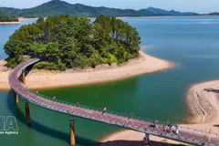 Le pont menant à l'île où se trouve le temple dédié à l'ancien secrétaire général du Parti communiste du Vietnam, Le Duan. Photo : VNA.