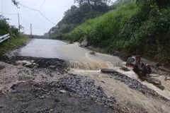 Glissement de terrain au km 44+600 de la route provinciale 132, dans la section traversant le village de Pa Vay Su, commune frontalière de Si Lo Lau, province de Lai Chau (au Nord). Photo : VNA.