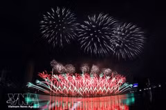 L’équipe vietnamienne Z121 Vina Pyrotech a confirmé son savoir-faire avec une prestation fortement inspirée de l’identité nationale. Photo : VNA.