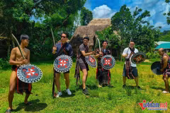Les visiteurs internationaux découvrent la culture Co Tu avec enthousiasme. Photo : Vietnamnet.