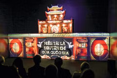 La Cité impériale de Thang Long a lancé début 2026 le spectacle “Capitale Thang Long”, réalisé à l’aide des technologies mapping 3D, retraçant une période historique glorieuse et prospère de la dynastie des Ly (XIe-XIIIe). Photo : VNA.
