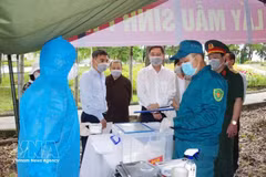 Le secrétaire du Comité municipal du Parti de Hue, Nguyen Dinh Trung, inspecte les opérations de prélèvement d'échantillons des restes de martyrs au Cimetière des martyrs de la ville de Hue. Photo : VNA.
