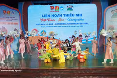 Un spectacle artistique présenté à la clôture du 8e Festival des enfants Vietnam-Laos-Cambodge. Photo : VNA.