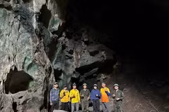 Les explorateurs rejoignent la zone où la nouvelle grotte a été découverte dans la réserve naturelle de Bac Huong Hoa. Photo : Conseil de gestion de la forêt à usage spécial de Nam Quang Tri.