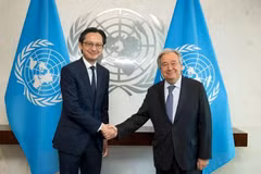 L'ambassadeur Do Hung Viet, chef de la Mission permanente du Vietnam auprès des Nations unies (gauche) et António Guterres, secrétaire général de l'ONU. Photo : Mission permanente du Vietnam auprès des Nations Unies.