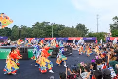 Un numéro artistique lors du premier Festival des cultures du monde, les 11 et 12 octobre 2025 à Hanoï. Photo : NDEL.
