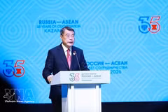 Le Premier ministre Le Minh Hung s'exprime lors du Forum d'affaires ASEAN-Russie. Photo : VNA.