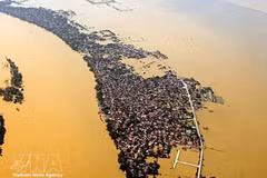 Inondations dans une localité de la province de Ha Tinh suite au passage du typhon Megi (octobre 2010). Photo : VNA.