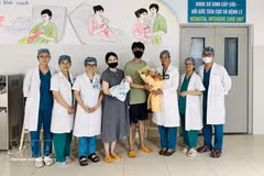 Le personnel médical de l'hôpital offre des fleurs au couple et à leur bébé pour les féliciter de leur sortie de l'hôpital. Photo : VNA