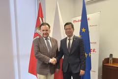 L’ambassadeur du Vietnam en Pologne, Ha Hoang Hai, lors de son entretien avec M. Adam Struzik, gouverneur de la voïvodie de Mazovie. (Photo : Ambassade du Vietnam en Pologne)