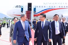 Le Premier ministre cambodgien, Samdech Moha Borvor Thipadei Hun Manet (gauche), à l'aéroport international de Nôi Bai, à Hanoi. Photo: VNA