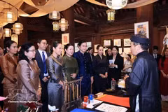 Les épouses des Premiers ministres vietnamien, lao, cambodgien et thaïlandais visitent le Temple de la Littérature à Hanoï. Photo : VNA.