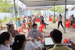 De nombreux habitants de la commune de Ho Tram ont bénéficié de consultations médicales gratuites assurées le 1er juin par des médecins des hôpitaux An Binh et pour enfants N°1. (Photo : Hôpital An Binh)