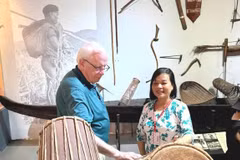 Robert Ambrose Connor visite le Musée d'histoire de Hô Chi Minh-Ville. Photo : Journal Saigon Giai Phong.