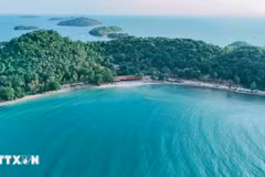 Les "Îles des Pirates" forment une magnifique région maritime où les touristes peuvent admirer une nature préservée et découvrir l’histoire locale. Photo : VNA.