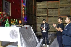 Les représentants de l’ambassade du Vietnam en Israël et de la communauté vietnamienne ont offert de l’encens devant l’autel du Président Ho Chi Minh. Photo : VNA.