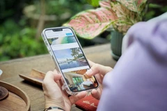 Il suffit d’un smartphone tenu en main pour que les voyageurs puissent rechercher et réserver de nombreux services touristiques pour leur voyage de découverte. (Photo : VNA)
