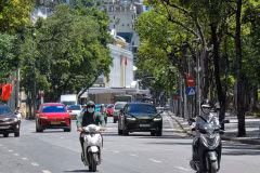 Pour échapper à cette chaleur accablante, de nombreux habitants de Hanoi privilégient la voiture pour leurs déplacements. D’autres continuent d’utiliser la moto, tout en se protégeant avec des vestes anti-UV, des chapeaux à larges bords et divers accessoires de protection solaire.
